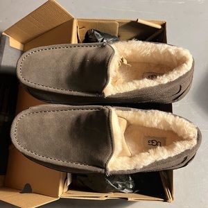 NEW UGG SLIPPERS